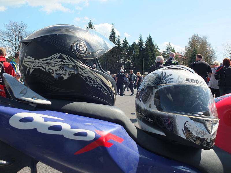 Rychlobruslařský ovál u žďárského zimního stadionu zaplnily stovky strojů. Motorkáři pak odtud vyrazili na vyjížďku, aby symbolicky otevřeli silnice.