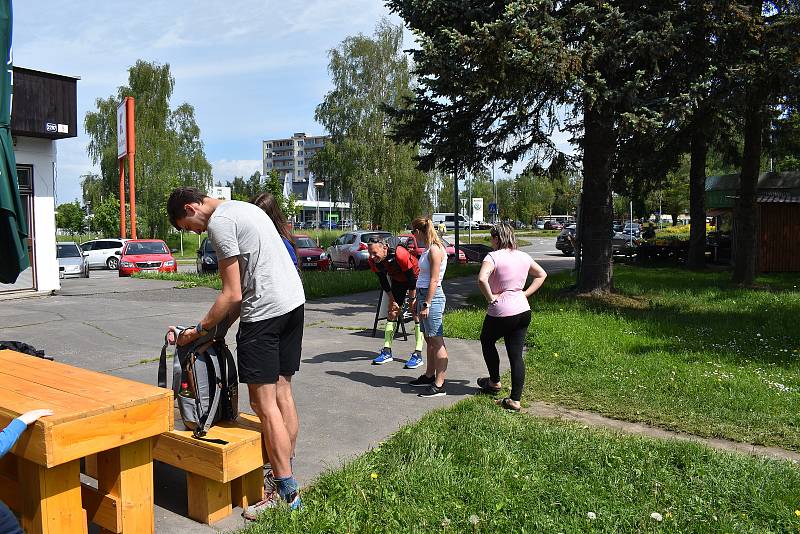 Jakub Benda přiběhl 3. června 2022 před jedenáctou hodinou dopoledne do Žďáru nad Sázavou k pizzerii Station. Přiznal drobné komplikace.