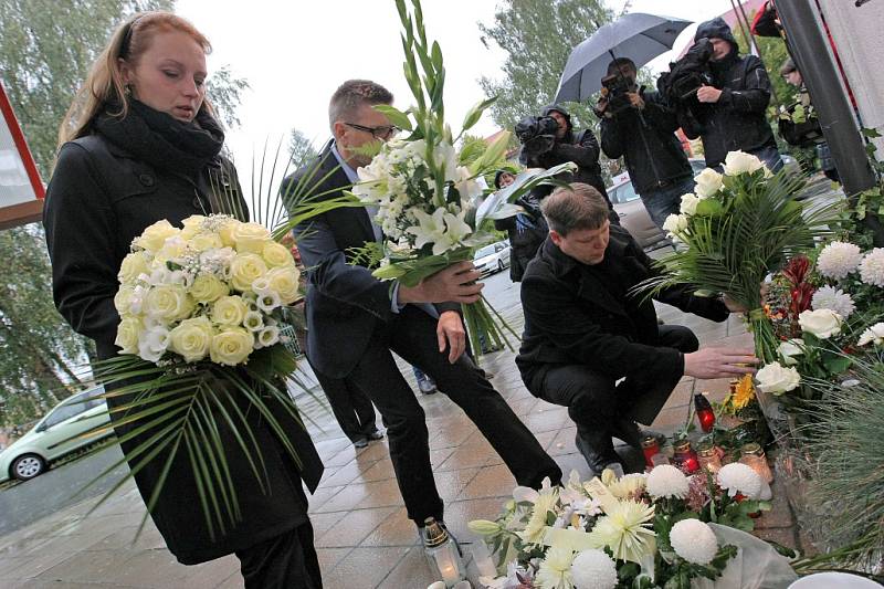 Vedení školy, desítky žáků a rodina položili 14. října ve Žďáru nad Sázavou květiny u pamětní desky před školou jako vzpomínku na spolužáka Petra Vejvodu. Šestnáctiletý student zemřel před rokem, když bránil spolužačku před útokem psychicky nemocné ženy.