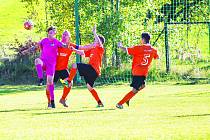 Víkendové zápasy fotbalistů Počítek (v růžovém) i Štěpánova (v oranžovém) skončily shodným výsledkem 4:2.
