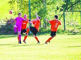 Víkendové zápasy fotbalistů Počítek (v růžovém) i Štěpánova (v oranžovém) skončily shodným výsledkem 4:2.