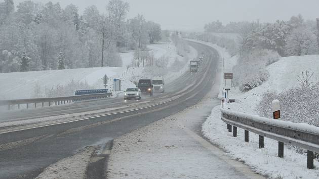 Pátek ráno na Vysočině. Snímek je ze silnice ve směru od Kamenice nad Lipou na Pelhřimov poblíž Božejova.