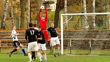 V nedělním derby zdolala rezerva FC Žďas (v černých dresech) juniorku Vrchoviny (v bílých dresech) 2:1.