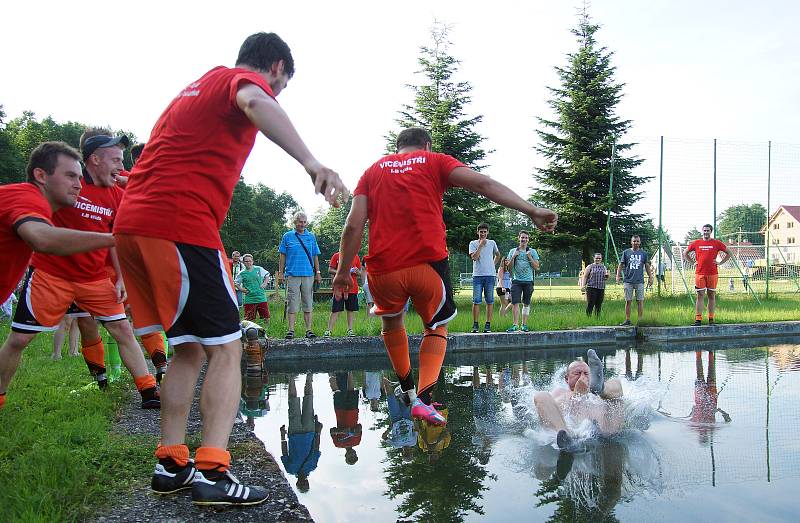 Fotbalisté Radešínské Svratky (v oranžových dresech) si vybojovali postup do krajské I. A třídy.