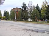 Ulice Smetanova (za stromy) by podle plánu novoměstské radnice měla být napojena přímo na Křičkovu ulici. Parčík by byl vykácen a stromy vysazeny na druhé straně cesty.