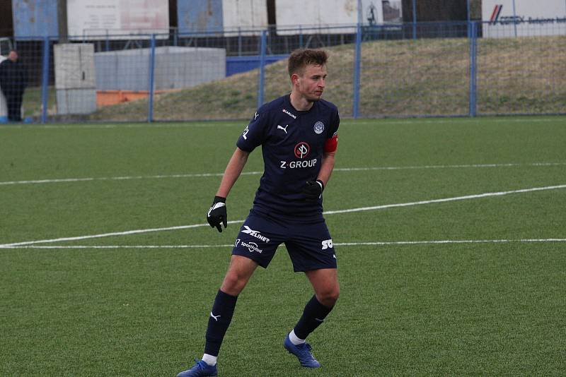 Fotbalisté Slovácka B (v černém) ve 22. kole MSFL podlehli na kunovické Bělince Velkému Meziříčí (v červeném) 0:1.