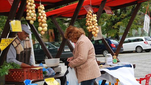 Jednou ze zásad farmářského trhu je nabídka produktů pocházejících z co největší blízkosti místa, kde jsou nabízeny. 