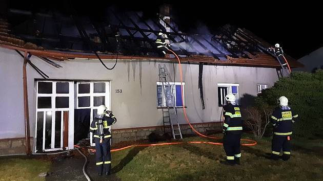 Před třetí hodinou v noci z pátka na sobotu museli hasiči k požáru rodinného domu v Bohdalově.