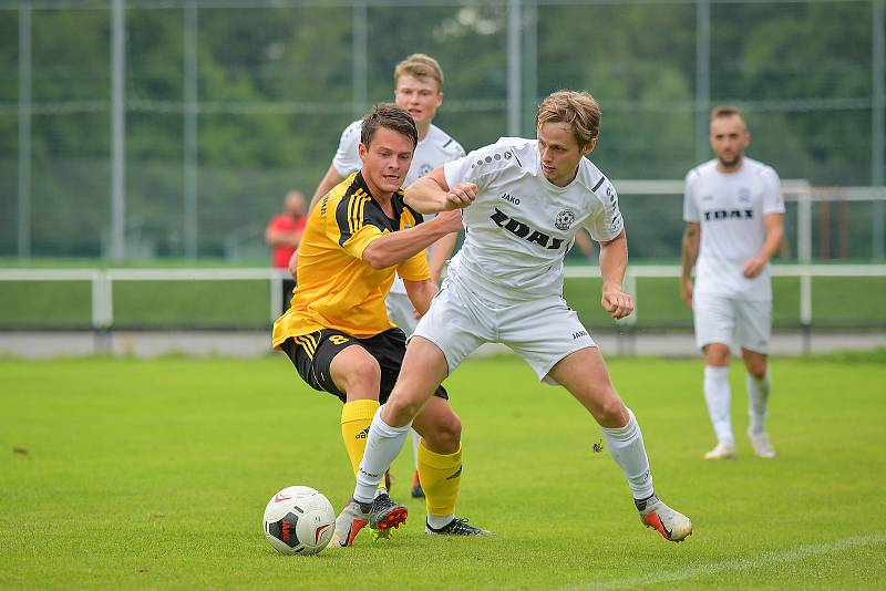 Divizní krajské derby mezi fotbalisty Žďáru nad Sázavou (v bílém) a Ždírce nad Doubravou (ve žlutočerném) rozhodla až závěrečná čtvrthodina. Žďár vyhrál 2:0.