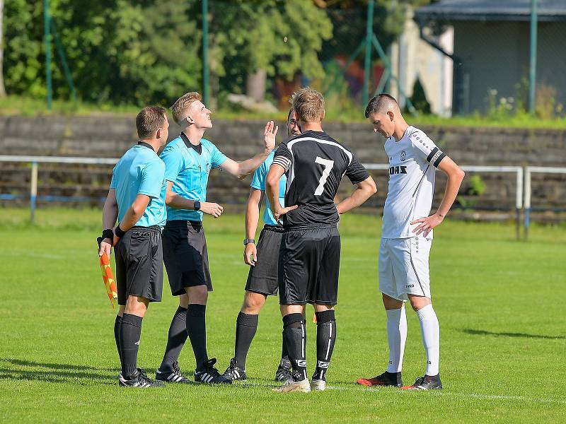 V pořádnou přestřelku se zvrhlo sobotní krajské divizní derby mezi fotbalisty Žďáru (v bílém) a Havlíčkova Brodu (v černém). Z výhry 5:2 se nakonec radovali domácí hráči FC Žďas.