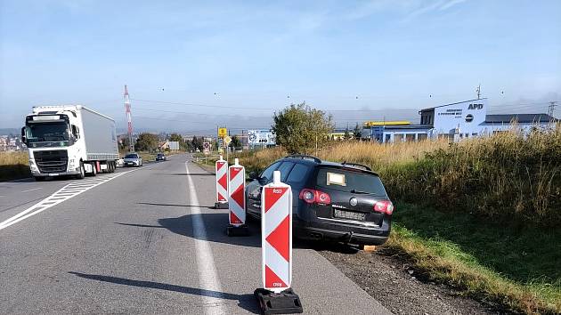 Auto zůstalo stát na silnici I/37 u Velké Bíteše za sjezdem z dálnice D1 směr město. Foto: ŘSD Kraje Vysočina