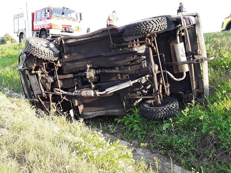 Vůz Lada Niva skončil po nehodě mimo komunikaci na boku.