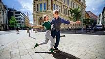 Swing se dá tančit i v kraťasech nebo v teplákách a tančí se všude - v kavárnách, na lodi nebo pod širým nebem v centrech měst. V případě Žďáru zážitky umocní jedinečné prostředí barokního zámku.