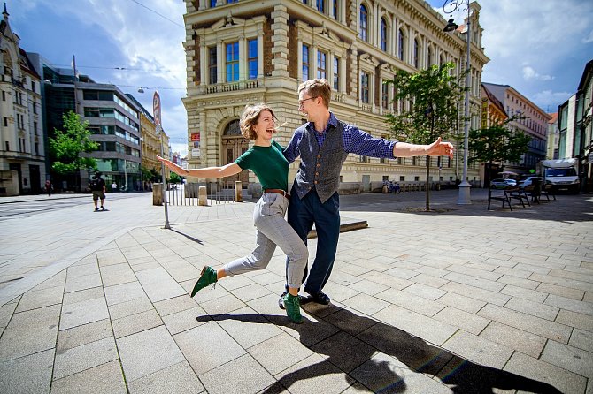 Swing se dá tančit i v kraťasech nebo v teplákách a tančí se všude - v kavárnách, na lodi nebo pod širým nebem v centrech měst. V případě Žďáru zážitky umocní jedinečné prostředí barokního zámku.