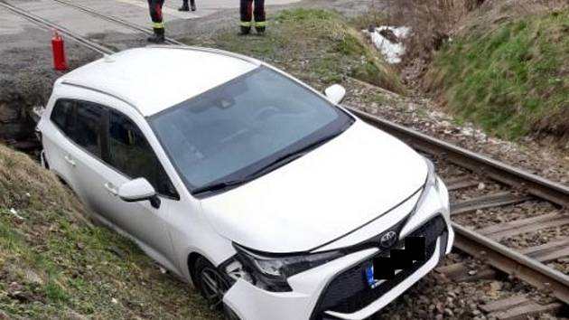 Dopravní nehoda u železničního přejezdu mezi Novým Městem na Moravě a obcí Zubří.