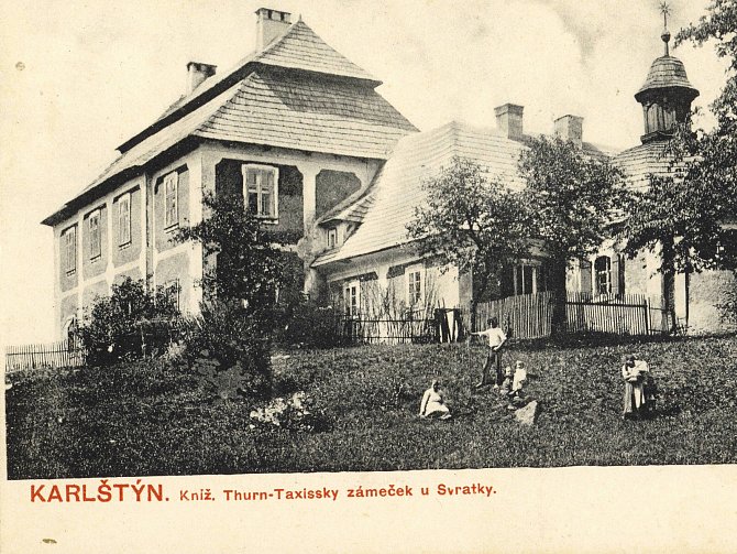 Pohlednice loveckého zámečku Karlštejn u Svratky (v katastru Svratouchu) kolem roku 1910.