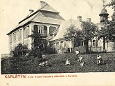 Pohlednice loveckého zámečku Karlštejn u Svratky (v katastru Svratouchu) kolem roku 1910.