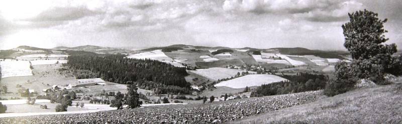 V roce 1964 vypadal pohled na okolí Věcova a Roženeckých pasek úplně jinak, než nyní. Dnes je krajina převážně zatravněna.