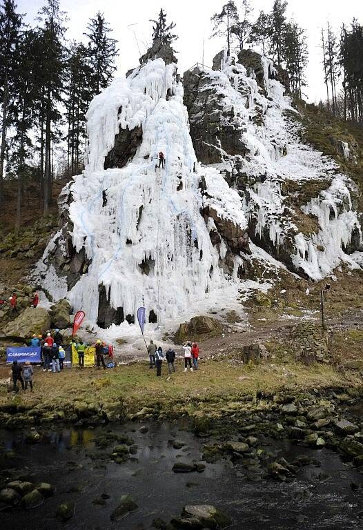 Na umělé ledové stěně ve Víru na Žďársku se konalo v sobotu mistrovství republiky v ledovém lezení na rychlost. Zúčastnila se ho i Kristína Trnková (na snímku). 