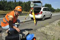 Firma OHL ŽS 23. července opět začala opravovat problémový úsek dálnice D1 mezi Lhotkou a Velkou Bíteší na Žďársku. Oprava se nedávno zastavila, když OHL ŽS uvedla, že kvůli špatné únosnosti krajnic nemůže pokračovat ve výstavbě, a požadovala proplacení v