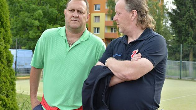 Bedlivým okem dohlížejí na průběh letní přípravy Plamenů trenér Michal Konečný (vlevo) i generální manažer klubu Miloslav Šimon (vpravo).