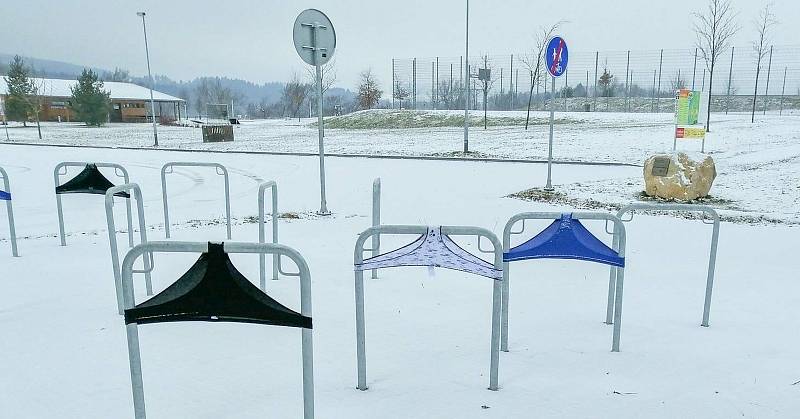 Stojany na kola ve sportovním areálu Pilák někdo „oblékl“ do dámského spodního prádla.