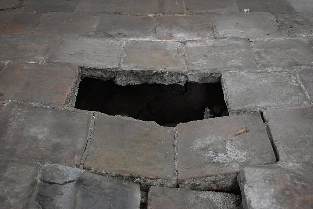 Ve žďárské bazilice se propadla podlaha. Archeologové zjistí, co pod ní leží