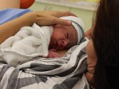 Maminka Petra Betlachová, která porodila v novoměstské porodnici, dostala svého novorozeného syna Vojtěcha ihned do náručí.
