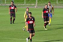 Prvního bodu v sezoně se dočkali v sobotu fotbalisté Bystřice nad Pernštejnem (v černém). S nováčkem z Pacova (ve žlutomodrém) doma remizovali 2:2.
