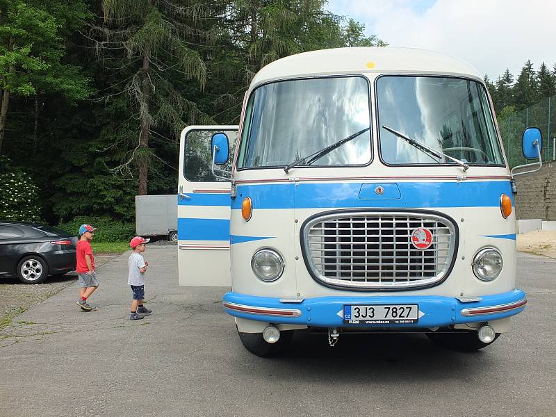 Návštěvníky osmého ročníku International meeting Svratka vozil mezi centrem města a areálem u Hotelu Svratka historický autobus Škoda 706 RTO, takzvaná „okurka“.