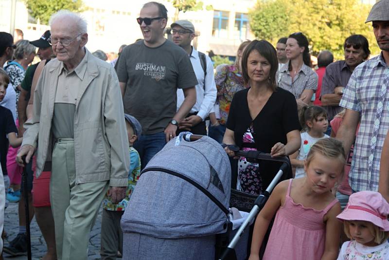 Dvaadvacátý ročník Slavností jeřabin zahájil průvod, v jehož čele kráčeli nepřehlédnutelní obři z Flobecqu. Kulturní festival, do jehož organizace se zapojilo hned několik městských subjektů, potrvá až do 18. září.