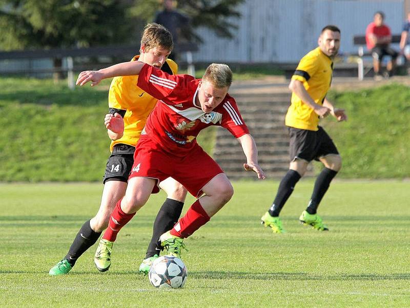 Rozjeté Velké Meziříčí B (v červeném) doma rozdávalo body. Chotěboř si odvezla vysokou výhru 3:0.