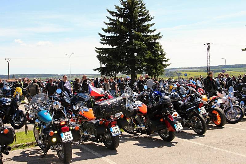 Při žehnání strojů a modlitbě za všechny účastníky silničního provozu se motorkáři ve Velké Bíteši setkali už po jedenácté.