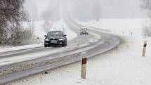 První vydatné sněžení zimy 2017/2018 prověřilo řidiče na Vysočině v neděli 19. listopadu. Na silnicích od rána ležela několikacentimetrová vrstva rozbředlého sněhu. Všechny hlavní tahy ale zůstaly sjízdné.