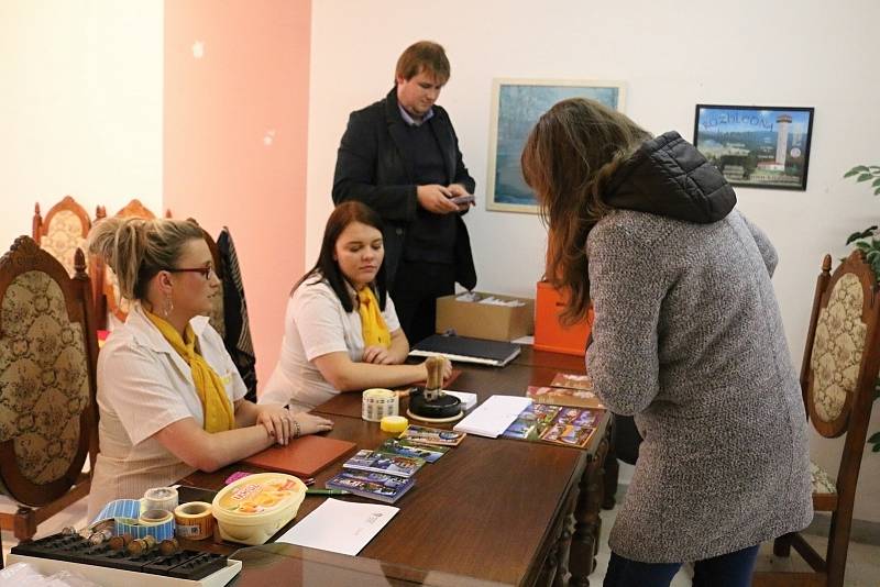 Lidé přicházeli do budovy Staré radnice, kde byla zřízena krátkodobá poštovní přepážka.