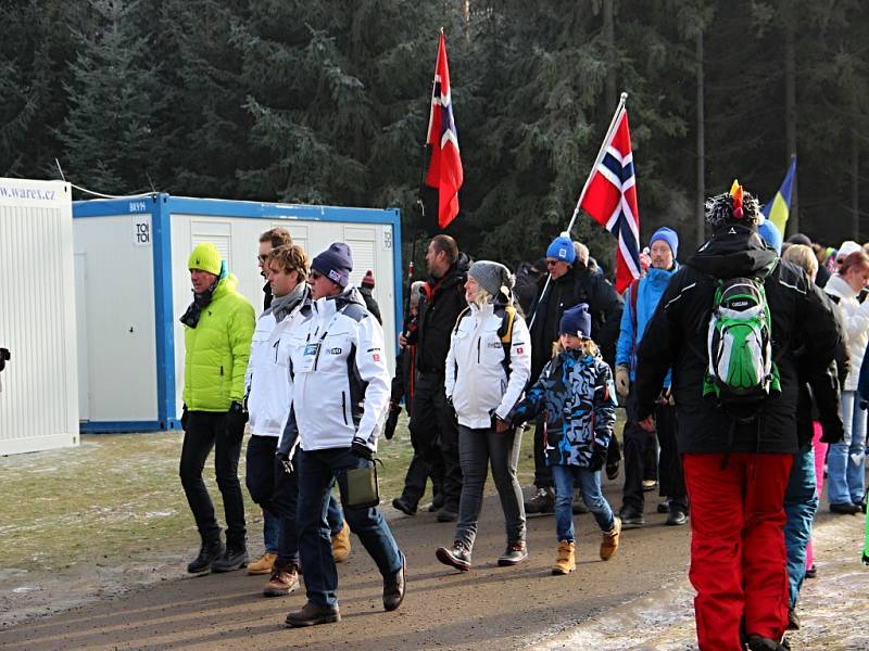 Biatlonoví fanoušci se v sobotu do Vysočina Areny začali přesunovat už čtyři hodiny před začátkem závodů. 