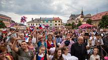 Téměř na den přesně se do Nového Města na Moravě vrátil po devadesáti letech první československý prezident Tomáš Garrigue Masaryk. Novoměští ho v sobotu při městských slavnostech Nova Civitas přivítali stejně jako 17. června 1928 – chlebem a solí. FOTO: 