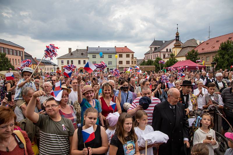 Téměř na den přesně se do Nového Města na Moravě vrátil po devadesáti letech první československý prezident Tomáš Garrigue Masaryk. Novoměští ho v sobotu při městských slavnostech Nova Civitas přivítali stejně jako 17. června 1928 – chlebem a solí. FOTO: 