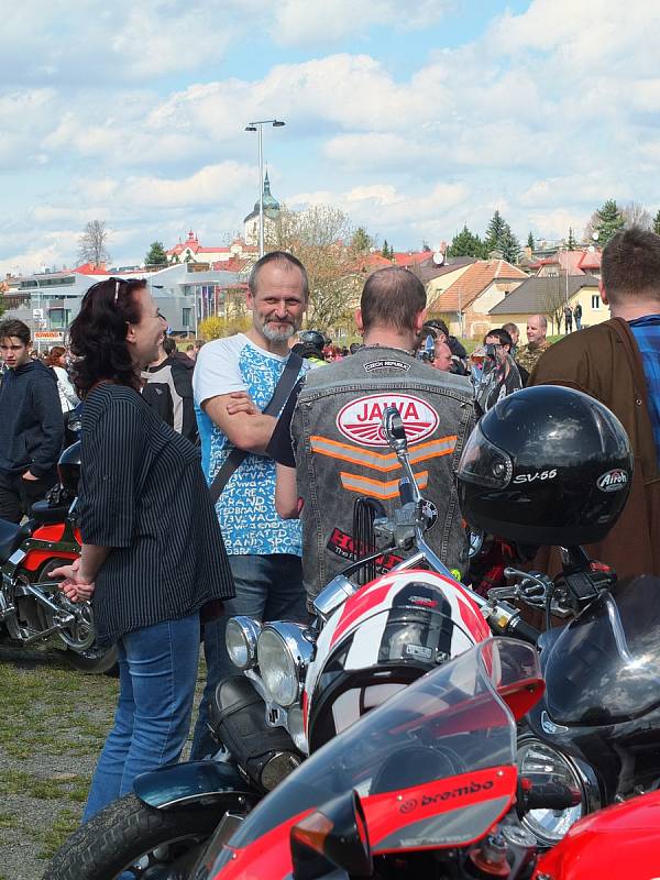 Rychlobruslařský ovál u žďárského zimního stadionu zaplnily stovky strojů. Motorkáři pak odtud vyrazili na vyjížďku, aby symbolicky otevřeli silnice.