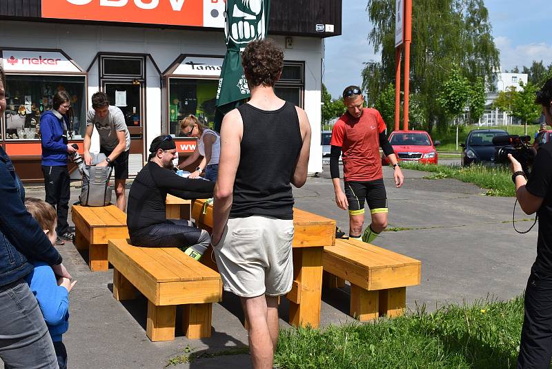 Jakub Benda přiběhl 3. června 2022 před jedenáctou hodinou dopoledne do Žďáru nad Sázavou k pizzerii Station. Přiznal drobné komplikace.