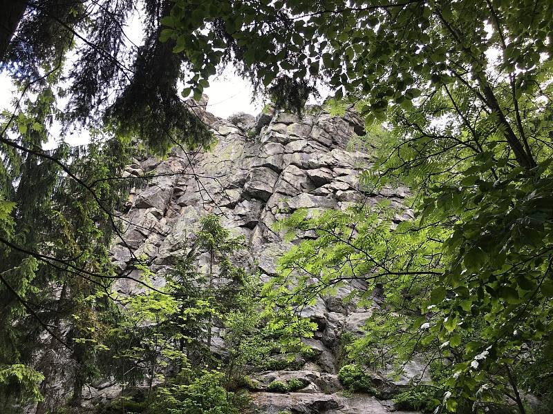 Turisté chodí kolem skalního útvaru po špičkách, respektují krkavčí hnízdění.