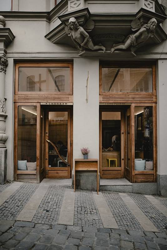 Adam Neubauer vyhrál třikrát soutěž barista roku. Nyní praží vlastní kávu a provozuje kavárnu v Brně.