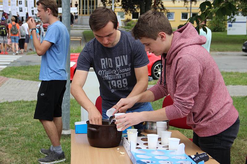 Před žďárskou poliklinikou byla k vidění řada zajímavých exponátů. Pomocí solární paraboly se dělal popcorn, světelná energie byla využita i při výrobě cukrové vaty. Zájemci mohli vyzkoušet také pokusy s magnety nebo si prohlédnout roadster Kaipan.