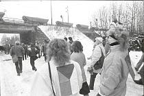 17. listopad roku 1989 prožívali lidé ve Žďáře nad Sázavou až s několikadenním zpožděním. Jedním z vrcholů sametového revolučního dění ve městě pak byla generální stávka, které se účastnily obrovské davy lidí. 