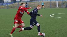 Fotbalisté Slovácka B (v černém) ve 22. kole MSFL podlehli na kunovické Bělince Velkému Meziříčí (v červeném) 0:1.