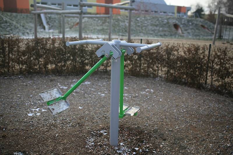 Fitness stroje se nacházejí u zimního stadionu vedle dětského hřiště.