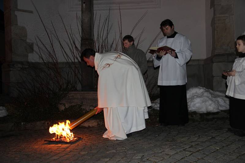 Začátek velikonoční vigilie před žďárským kostelem svatého Prokopa.