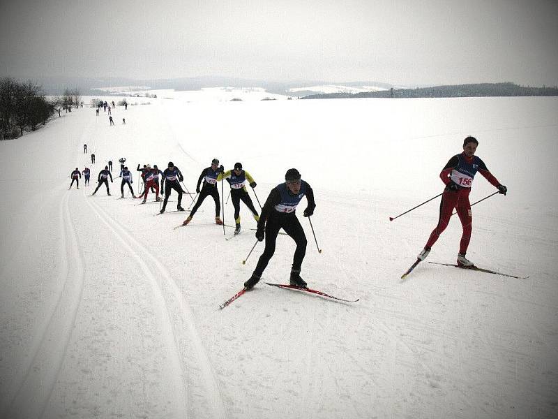 Lyžařský závod na 10 km volnou technikou.