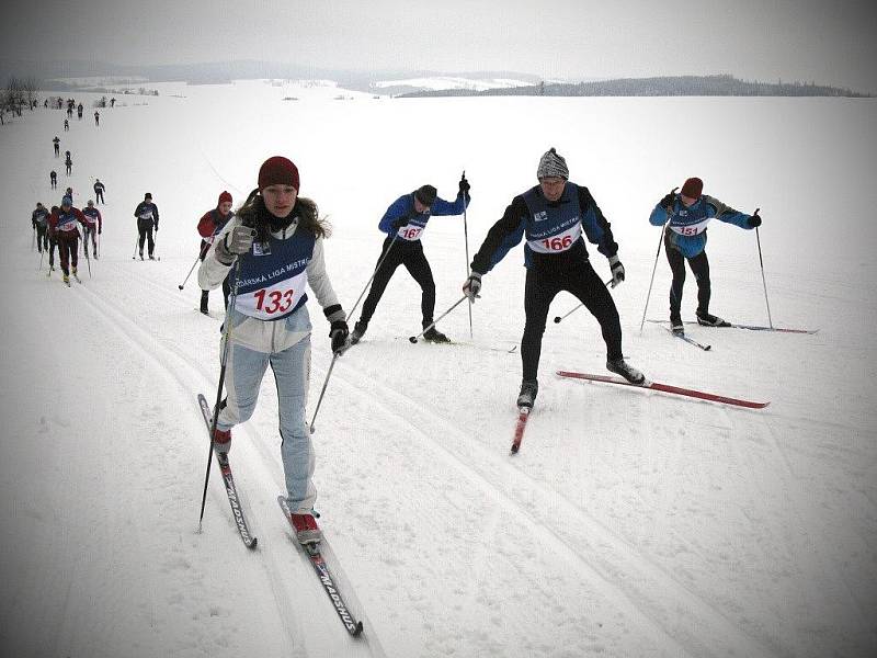 Lyžařský závod na 10 km volnou technikou.