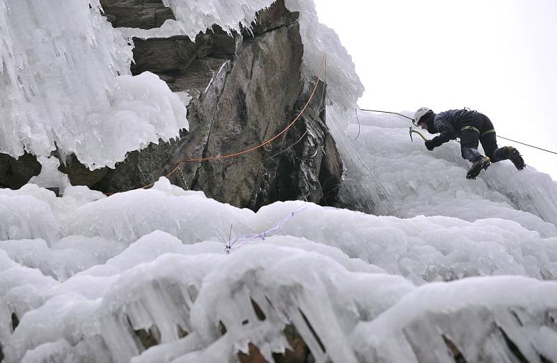 Jedna z největší umělých ledových stěn v ČR ve Víru na Žďársku hostila 14. února tři desítky horolezců na Mistrovství ČR v ledovém lezení na rychlost.